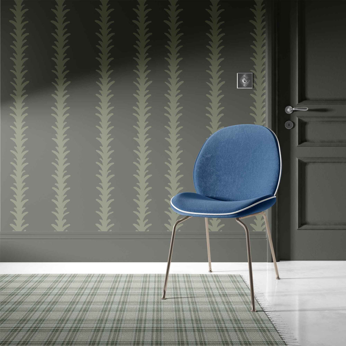 dark-green_A vertical pattern of leaf-like shapes in shades of green with a dark green background, indicative of traditional wallpaper in a room with a blue chair.
